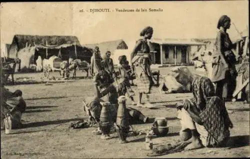 Ak Djibouti Dschibuti, Vendeuses de lait Somalis, traditionelle Szene, Männer und Frauen, Wass...