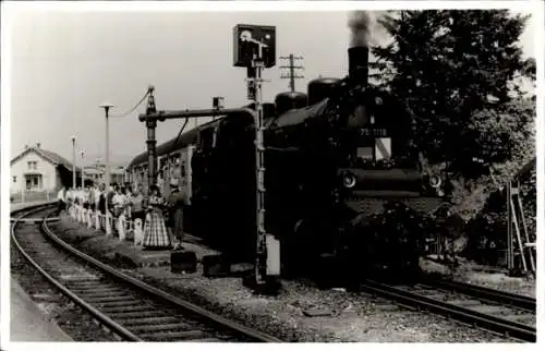 Foto Fahrgäste nebst der Lokomotive
