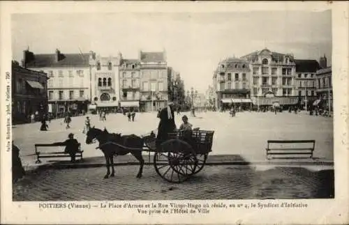 Ak Poitiers Vienne, La Place d'Armes, Rue Victor-Hugo, Hôtel de Ville, Pferdewagen