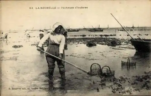 Ak La Rochelle Charente Maritime, Frau beim Austernfischen, Meer, Korb,  Aufnahme