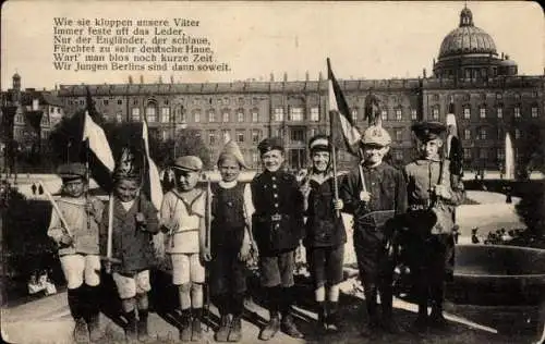Ak Berlin, Schloss, Kinder in Uniformen, Wie sie kloppen unsere Väter...