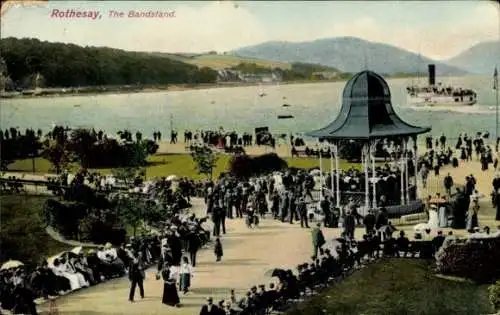 Ak Rothesay Schottland, Bandstand, Menschenmengen, großes Wasser, Hügel im Hintergrund