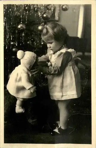 Kind mit Puppe -427428