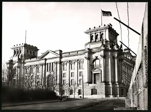 Archiv-Fotografie unbekannter Fotograf, Ansicht Berlin, Zonengrenze - Berliner Mauer am Reichstag, 1. Mauer-Variante