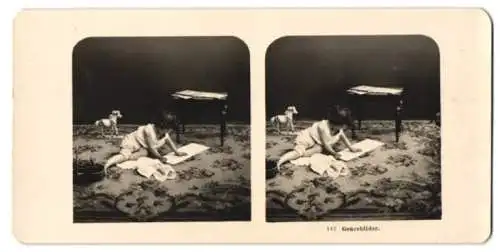 Stereo-Fotografie NPG, Berlin-Steglitz, Mädchen nebst Spielzeug spielt auf einem Teppichboden