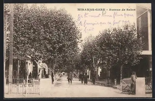 AK Miramas, Avenue de Salon animée avec passants et arbres