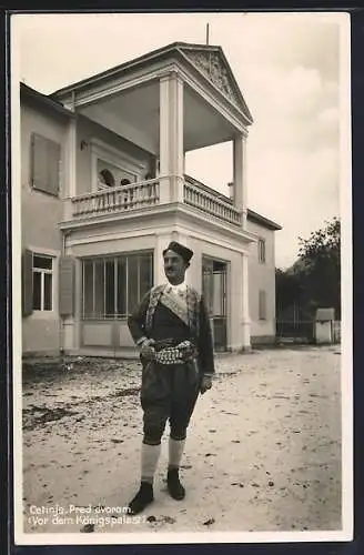 AK Cetinje / Cettigne, Mann in Tracht vor dem Königspalast