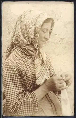 Foto-AK Prof. A. Caggiano: Neapel / Napoli, Ältere Dame mit Kopftuch beim Stricken