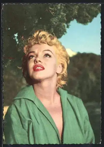 AK Schauspielerin Marilyn Monroe posiert im grünen Kleid