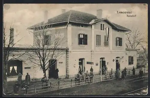 AK Lescovac, wartende Soldaten am Bahnhof