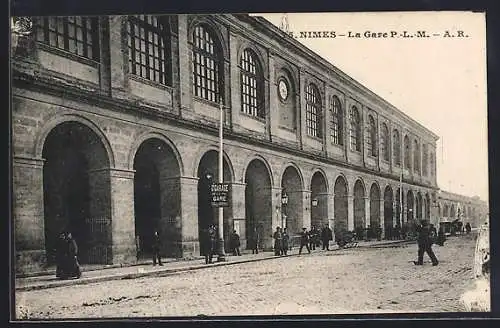 AK Nimes, La Gare, Strassenleben am Bahnhof