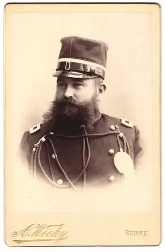 Fotografie A. Wicky, Berne, schweizer Soldat in Uniform mit Schnüren und Vollbart
