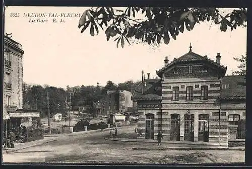 AK Meudon-Val-Fleury, La Gare, Strassenpartie am Bahnhof