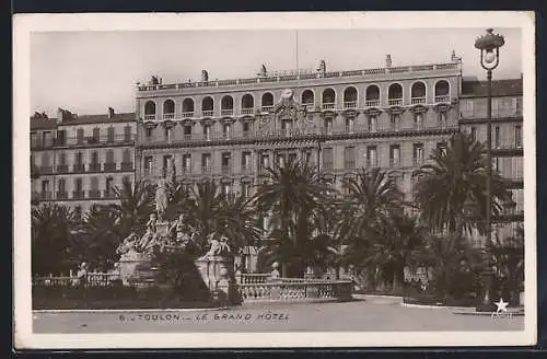 AK Toulon, Le Grand Hôtel et fontaine ornée de statues