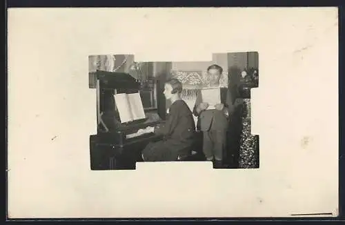 Foto-AK Frau am Klavier im Passepartout