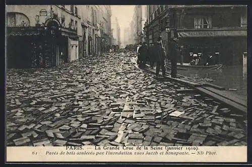 AK Paris, La Crue de la Seine 1910, Pavés de bois soulevés par l`inondation rues Jacob et Bonaparte