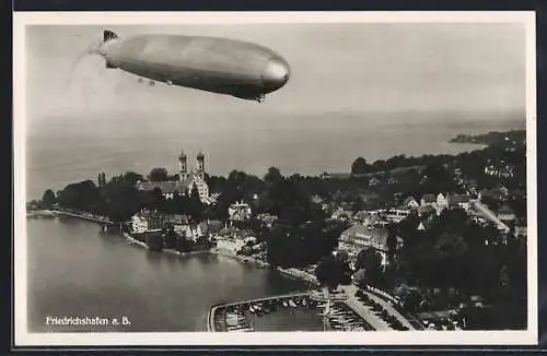 AK Friedrichshafen /Bodensee, Graf Zeppelin in Fahrt über die Ortschaft, Ansicht vom Flugzeug aus