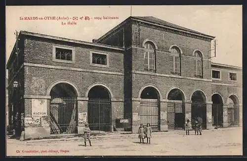 AK Saint-Mards-en-Othe, La Halle avec des enfants devant l`entrée principale
