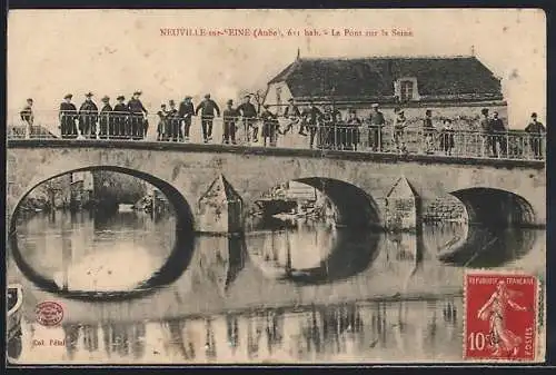 AK Neuville-sur-Seine, Le Pont sur la Seine avec des habitants sur le pont