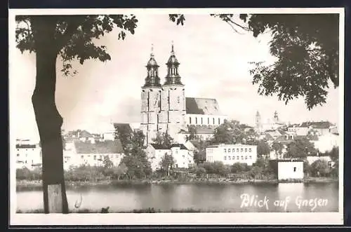 AK Gnesen / Gniezno, Blick auf den Ort mit Kirche