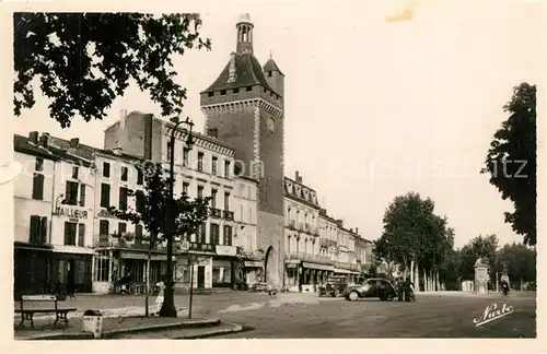 AK / Ansichtskarte Villeneuve sur Lot Porte de Paris et la Place Villeneuve sur Lot